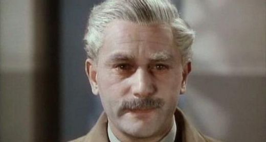 The Life And Death Of Colonel Blimp (1943): Dupa izbucnirea Celui De-al Doilea Razboi Mondial, Theo Kretschmar-Schuldorff (Anton Walbrook), un refugiat german, este luat la intrebari de care politistii britanici. Acesta  dezvaluie ca a venit in Anglia pentru a-i implini ultima dorinta a sotiei sale si pentru a fugi de proprii copii, care au devenit nazisti.