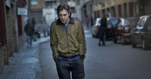 Biutiful (2010): Uxbal (Javier Bardem) se straduieste sa le faca viata mai buna chinezilor imigranti care lucreaza pentru el si le instaleaza incalzitoare. Dar acestea sunt stricate, iar gazul care se scurge le va provoca moartea imigrantilor.