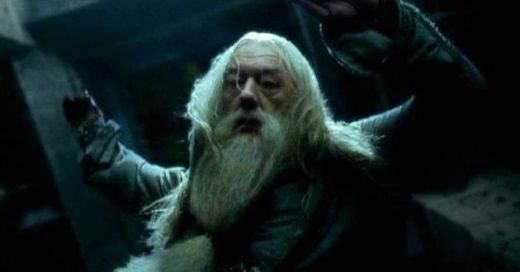 Harry Potter And The Half-Blood Prince (2009): Severus Snape (Alan Rickman) il ucide pe  Dumbledore, folosind un blestem magic.