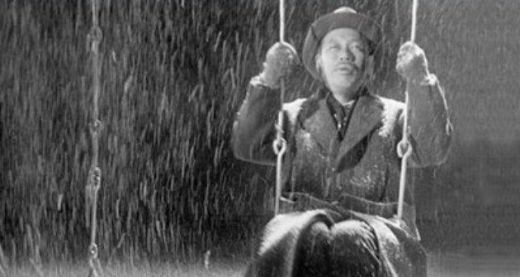12 Ikiru (1952): Pentru ca sufera de cancer si pentru ca nu mai are mult de trait, Kanji Watanabe (Takashi Shimura), se duce in parcul pentru copii pentru care s-a zbatut sa il construiasca. Desi ploua torential, acesta se urca in leagan si canta linistit, acceptandu-si destinul, desi este vizibil slabit.