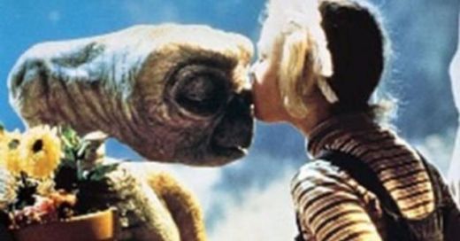 E.T. The Extra Terrestrial (1982): Desi tot ce si-a dorit este sa ajunga inapoi acasa, despartirea lui E.T. de noul sau prieten Elliott (Henry Thomas) si familia sa este foarte grea. Scena in care micuta Gertrude (Drew Barrymore) il pupa de obraz pe ET inainte ca acesta sa plece a facut istorie.