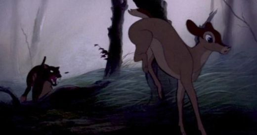 Bambi (1942): Desi este un film animat, povestea lui Bambi este una dintre cele mai emotionate. Scena in care mama lui Bambi este vanata si ucisa, iar Bambi priveste neputincioasa moartea ei, a cutremurat pe multi.