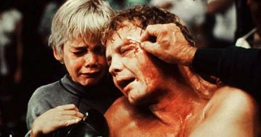 The Champ (1979): Fostul luptator Billy Flynn (Jon Voight) decide sa mai lupte o data pentru a-si intretine fiul. Cand acesta este facut knock-out, fiul sau, cutremurat,  incepe sa planga, implorandu-l sa se ridice. Scena este considerata drept una dintre cele mai deprimante. 