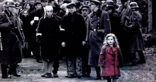 Schindler's List (1993): Suparat ca msina sa este acoperita cu un strat gros de cenusa,  Oskar Schindler (Liam Neeson)   descopera ca cenusa este provenita de la evreii arsi in gheto-ul din Cracovia. Acesta isi da seama ca nazistii dezgroapa cadavrele evreilor pentru a le arde, iar printre mormanele de cadavre descopera haina rosie a unei fetite  pe care a vazut-o in timpul exterminarii evreilor din ghetou.