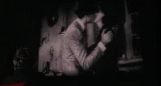 Cinema Paradiso (1989): Regizorul Salvatore Di Vita (Jacques Perrin) intra in Cinema Paradiso, cinematograful pe care-l frecventa in copilarie. El urmareste pe ecran un colaj cu cele mai bune saruturi din filme. Scena este emotionanta pentru ca este o evocare a amintirilor placute din tinerete.