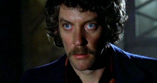 Don't Look Now (1973): John Baxter (Donald Sutherland) alearga dupa o persoana imbracata intr-o pelerina rosie, despre care crede ca este spiritul fiicei sale decedate. Dar el va descoperi ca are de-a face cu un criminal in serie