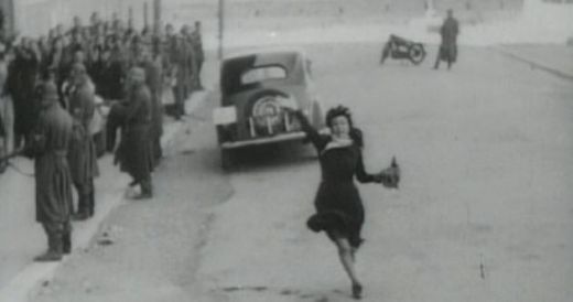 Rome Open City (1945): Pina (Anna Magnini) vede cum sub ochii ei sotul sau este arestat de nazisti. In timp ce alearga spre el, ea este omorata cu o rafala de gloante, in mijlocul strazii.