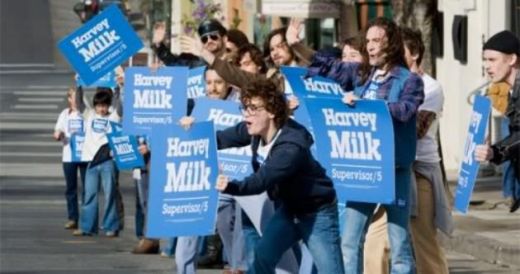 Milk (2008): Politicianul gay Harvey Milk (Sean Penn) este asasinat de prietenul sau apropiat, care l-a tradat.  Mii de oameni aprind lumanari in strada, in memoria lui Milk.