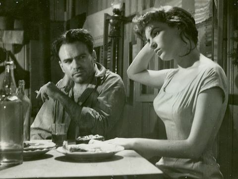 Valurile Dunarii (Romania 1959, r. Liviu Ciulei, 1h 50 min).  In acest film clasic romanesc doi barbati si o femeie calatoresc pe un slep incarcat cu armament, pe Dunare, in august 1944, printre minele puse de hitleristi.  