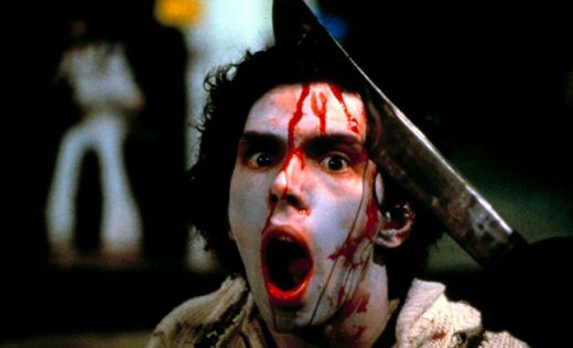 DAWN OF THE DEAD (1978) este poate unul dintre cele mai bune filme cu zombi, insa trebuie vazut si ca o satira. In urma unei epidemii, ce transforma populatia pamantului in zombi, doi membri ai unei echipe SWAT, un reporter si prietena lui se izoleaza intr-un mall sperand la supravietuire.