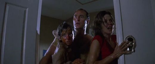 Poltergeist (1982) nu este doar un film care te sperie. Te va bantui ani la rand. Adevarate orori cu papusi ucigase si plante furioase se dezlantuie atunci cand o fetita pare sa se conecteze in mod misterios la un post TV.