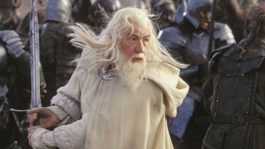 5. The Lord of the Rings: The Return of the King ( 1.119 miliarde de dolari)  Al  treilea film din indragita trilogie a reprezentat cireasa de pe tort ca incasari pentru regizorul Peter Jackson  si studiourile  New Line. Pe langa Oscaruri, au venit si banii si nu e de mirare ca Peter Jackson s-a pus serios la munca cu The Hobbit.