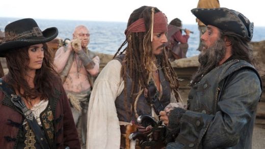 8. Pirates of the Caribbean: On Stranger Tides ( 1.039 miliarde de dolari)  Din nou Johnny Depp este reteta pentru succes. Captain Jack Sparrow nu si-a pierdut sarmul iar banii au curs pentru studiourile Disney si pentru producatorul Jerry Bruckheimer chiar daca criticii au cam lovit in film.
