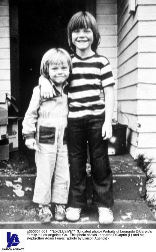 Leonardo DiCaprio ( la 4 ani ) alaturi de fratele sau vitreg - Adam Ferrer in 1978, in Los Angeles, California