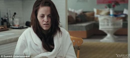 Bella(Kristen Stewart)  afla ca sarcina ei este una periculoasa si ca inima ii va ceda inainte sa aduca pe lume copilul