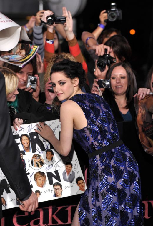 Kristen Stewart semnand autografe