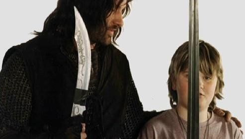 Henry Mortensen, fiul lui Viggo Mortensen, s-a ocupat de documentare pentru a afla din romanul The Hobbit ce s-a intamplat cu harta Torinului pentru ca echipa sa fie sigura ca o pot folosi in scena in care apare Bag End.