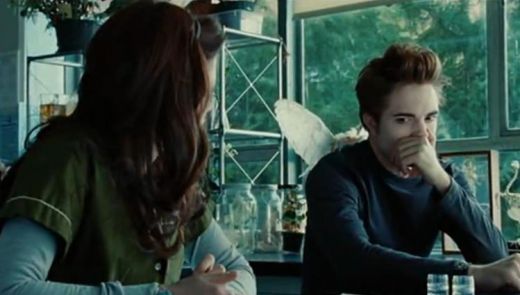 Fanii adevarati ai seriei nu pot uita cum a inceput toata povestea: cu intalnirea dintre Bella si Edward la ora de biologie din liceu