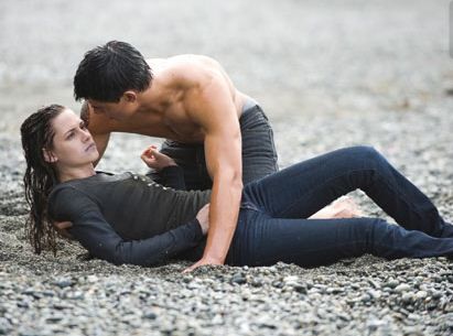 Dupa acelasi model,  Bella se arunca de pe o stanca in apa ca sa-i atraga atentia lui Edward