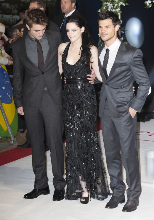 Kristen Stewart,  Robert Pattinson si Taylor Lautner la premiera din Londra de la  The Twilight Saga: Breaking Dawn - Part 1.  