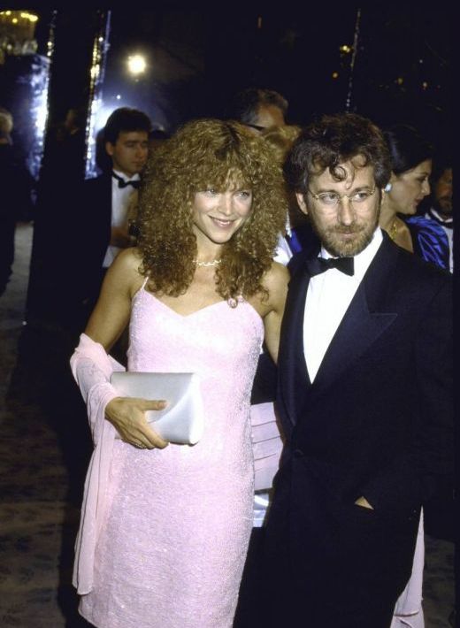 In 1989, cel mai meditatizat divort din lumea filmului a fost cel dintre regizorul Steven Spielberg si actrita Amy Irving. Cei doi au divortat dupa 4 ani de casatorie si pentru ca judecatorul  a respinsul actul de contract prenuptial, actrita s-a imbogatit cu 100 de milioane de dolari, suma colosala pentru acei ani.