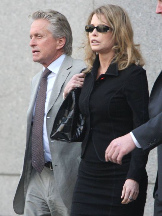 Michael Douglas a divorta de Diandra Keider in 2000, cand aceasta l-a lasat mai sarac cu 45 de milioane de dolari. Chiar si acum, dupa 11 ani, fosta sa sotie incearca sa obtina bani de pe urma starului american. Anu trecut, aceasta i-a intentat proces lui Douglas,pretinzand drepturi la veniturile incasate de acesta pentru Wall-Street 2: Money Never Sleeps si cerea 1 milion de dolari, insa judecatorii au respins cererea.