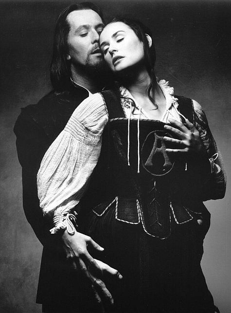 Demi Moore si Gary Oldman in The Scarlet Letter (1995)
