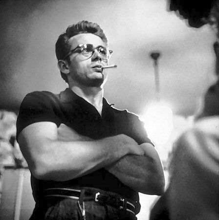 Actorul James Dean a murit in 1955 la doar 24 de ani intr-un teribil accident de masina la cateva minute dupa ce primise o amenda pentru viteza si cu cateva luni dupa ce semnase un contract de un million de dolari cu Warner Bros.  Actorul s-a stins in drum spre spital dupa ce masina sa, un Porsche argintiu Spyder 550 ( numit Little Bastard si despre care se spune ca era blestemat), a lovit in plin un alt vehicul.  Se spune ca actorul britanic Alec Guiness i-ar fi spus lui Dean cu 7 zile inainte de accident: 