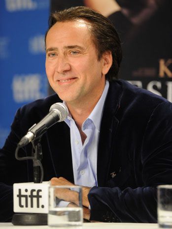 Nicolas Cage, unul din cel mai bine platiti actori de la Hollywood, care la un moment dat detinea locuinte peste tot in lume, inclusiv un castel in Germania, are de cativa ani probleme financiare mari. In 2009, acesta a fost cautat de Fisc pentru ca nu isi platise taxele din 2007, in valoare de 6.2 milioane de dolari. In timp ce actorul si-a dat in judecata fostul contabil, casele sale din Nevada si New Orleans au fost preluate de statul american si vandute la licitatie pentru a obtine banii datorati.