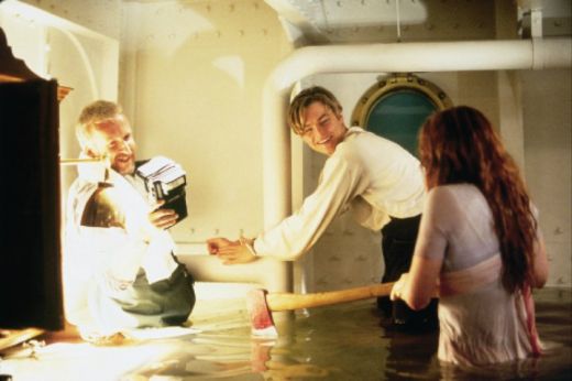 Realizarea Titanicului a durat aproape 2 ani,iar bugetul a atins aproape 200 de milioane de dolari, facandu-l cel mai scump film pana atunci. Inainte de lansare, filmul a fost intens ridiculizat pentru cheltuiala si programul de productie prelungit.  Lansat in cinematografe pe 19 decembrie 1997, Titanic a avut incasari mai mici in primul weekend (28,6 milioane de dolari), decat in al doilea (35,4 milioane de dolari). Acest lucru nu se mai intamplase, avand in vedere ca filmul dura mai mult de trei ore. Titanicul a fost pe locul intai in box office-ului timp de mai multe luni, aducand un incasari de peste 600 de milioane de dolari in Statele Unite si Canada si mai mult de 1,8 miliarde de dolari in intreaga lume.