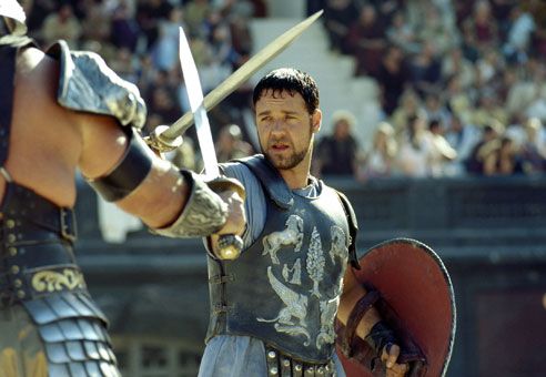 Filmarile de la Gladiatorul ( 2000) i-au adus lui Russell Crowe accidente pentru o viata intreaga. Calul sau, speriat dupa un gest brusc, l-a trantit intr-un copac iar Crowe s-a ales cu rani la fata. In timpul unei alte scene si-a dislocat umarul si soldul