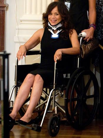Actrita nominalizata la Oscar, Rosie Perez s-a ales cu rani la coloana in 2009 in timpul filmarilor unui episod din serialul Law & Order SVU. Aceasta a avut nevoie de operatie la gat  iar un an mai tarziu uimea pe toata lumea cu o aparitie la Casa Alba intr-un scaun cu rotile. Producatorii serialului au fost dati in judecata de actrita
