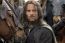 Viggo Mortensen si-a rupt degetul de la picior dupa ce a lovit o casca in timpul filmarilor de la Lord Of The Rings. Scenele in care cade in genunchi si tipa au fost pastrate in film.