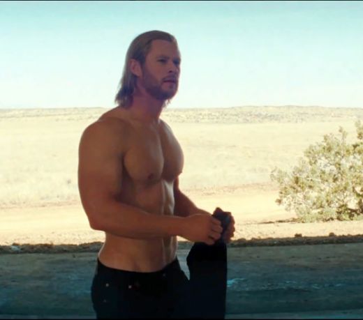 Chris Hemsworth. Zeul tunetului a devenit rapid preferatul femeilor cu rolul din Thor. Scena in care apare fara camasa in cei mai stramti jeansi posibili le-a facut pe multe femei sa tipe la cinema 