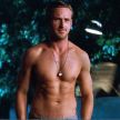 Ryan Gosling a avut un an incredibil pe marele ecran. La fel de incredibil arata si corpul sau. Nu e de mirare ca in Crazy,Stupid,Love, Emma Stone are o reactie fabuloasa atunci cand il vede pe jumatate gol Seriously?! It s like you re Photoshopped