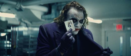 Inainte de a se afla oficial cine a primit rolul lui Joker, s-au facut numeroase speculatii prinvind ce actor va juca. Insa Nolan a declarata ca intotdeauna singura lui optiune a fost Ledger si nimeni altcineva. Motivul a fost simplu: este un actor neinfricat. Cei doi au discutat despre acest rol inainte de a exista un scenariu propriu-zis.