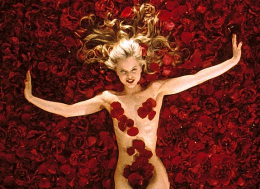 Cine poate sa uite celebra scena din American Beauty (1999) in care Mena Suvari este acoperita doar de petale de trandafiri? Probabil una dintre cele mai artistice scene nud din istoria filmului, imaginea cu Mena Suvari a facut inconjurul planetei.