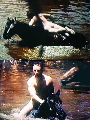  Prima scena din drama Hammers Over the Anvil (1993) incepe cu tanarul in varsta de 29 de ani, Russell Crowe, gol, ud si calarind un cal. Ce altceva ar mai trebui?