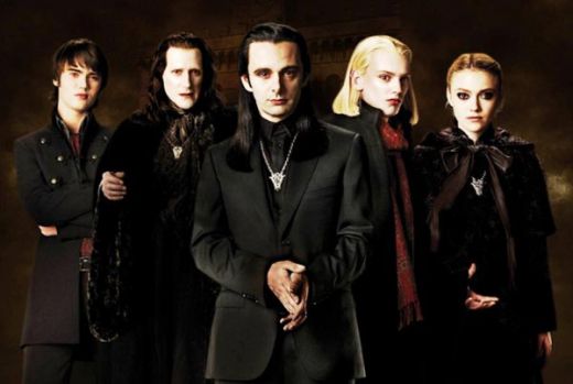 Clanul Volturi se va razbuna pe Edward si Bella pentru ca au un copil care este pe jumatate om, jumatate vampir. Acesta va fi momentul in care Bella va fi adevarata eroina.