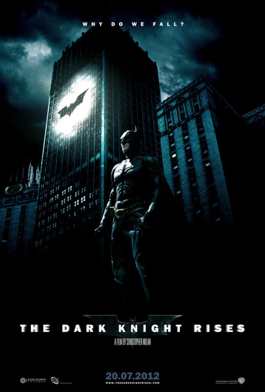 Nolan si-a inceput fiecare film din seria Batman in stilul peliculelor cu James Bond, care au fiecare un moment actiune inainte de inceperea filmului propriu-zis. Daca in Batman Begins, Bruce Wayne avea un vis sumbru, iar in The Dark Knight scena de deschidere este jefuirea unei banci,al treilea va fi deschis cu evadarea lui Bane din mana agentilor CIa, urmata de o urmarire spectaculoasa cu avioane.