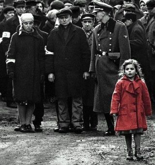 Fetita cu paltonul rosu care a impresionat la lacrimi o planeta intreaga. Copilul simbol din Lista lui Schindler dupa 18 ani