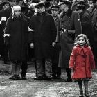 Fetita cu paltonul rosu care a impresionat la lacrimi o planeta intreaga. Copilul simbol din Lista lui Schindler dupa 18 ani