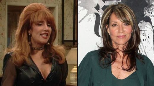 Katey Sagal (Peg): Cine o poate uita pe roscata focoasa care striga cu o voce pitigaiata AAAAl? Katey Sagal, cea care a jucat-o pe Peg in Familia Bundy, a continuat seria succeselor si dupa terminarea celebrului serial de comedie. Nominalizata de 4 ori la Globul de Aur pentru Familia Bundy, Katey Sagal (57 de ani) a schimbat registrul si a jucat si in drame. A jucat in seriale celebre ca Lost, Futurama si Sons of Anarachy, care i-a adus primul Glob de Aur din cariera.