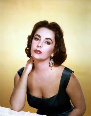 N-o sa-ti vina sa crezi cine s-ar putea s-o interpreteze pe Elizabeth Taylor intr-un film biografic!