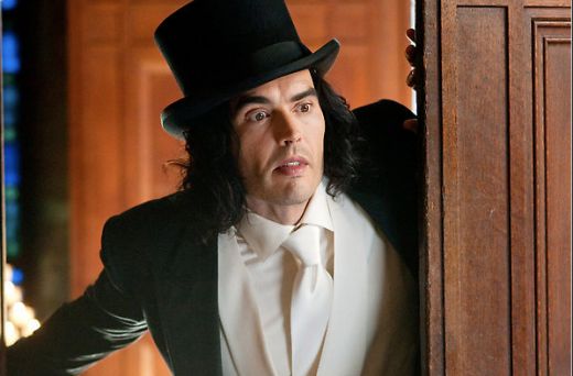  Arthur Bach (Russell Brand) in Arthur: avere de 950 de milioane de dolari