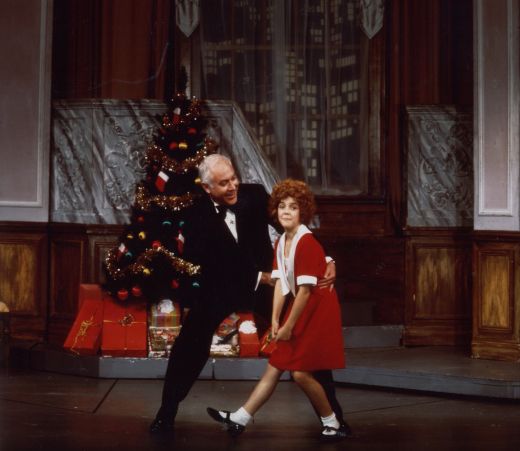 Oliver Warbucks (Albert Finney) in Annie: avere de 10 miliarde de dolari