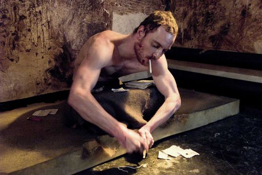 Hunger (2008): Iti trebuie mult curaj sa te transformi atat de mult fizic pentru un rol, incat sa risti sa te imbolnavesti. Dar Michael Fassbender a facut si acest sacrificiu pentru Hunger, in care l-a jucat pe Bobby Sands, un membru al Armatei Republicane nord - irlandeze, care, dupa ce este condamnat la inchisoare pe nedrept, decide sa intre in greva foamei. Fassbender ofera unul din cele mai tulburatoare roluri din ultimii ani si transmite mai multa suferinta decat poate indura un spectator obisnuit.