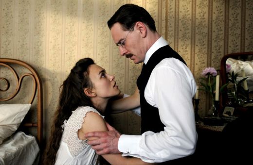 A Dangerous Method (2011): Fassbender a mai adaugat un rol electrizant in palmaresul sau dupa ce l-a jucat pe Carl Jung in controversatul film al lui David Cronenberg, in care i-a avut colegi pe Viggo Mortensen si Keira Knightley. Actorul de 34 de ani reuseste sa construiasca impecabil mecanismul gandirii lui Jung, dar si slabiciunile acestuia si sa ii ofere o latura umana, pe care nu multi o cunosc.