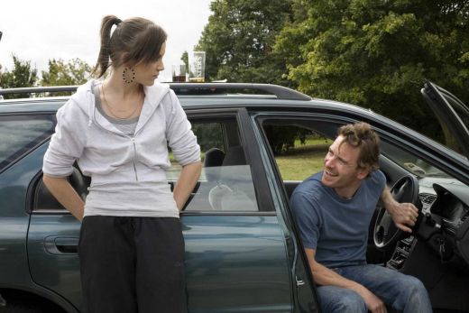 Fish Tank (2009): Michael Fassbender e genul de actor pe care nu-l poti detesta nici macar cand joaca un rol insuportabil. In Fish Tank, un film independent despre viata Miei (Katie Jarvis) o adolescenta din Essex, care traieste intr-o comunitate saraca si viseaza sa devina dansatoare de hip-hop, Fassbender ofera unul din cele mai tulburatoare roluri din cariera. Dupa ce devine iubitul mammei sale, Fassbender se apropie mult prea mult de Mia, ceea ce va scoate la iveala adevarauri ascunse despre el si viata acestuia.