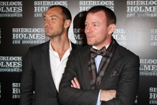 Jude Law si Guy Ritchie in ianuarie 2012 la premiera Sherlock Holmes:A Game of Shadows din Paris